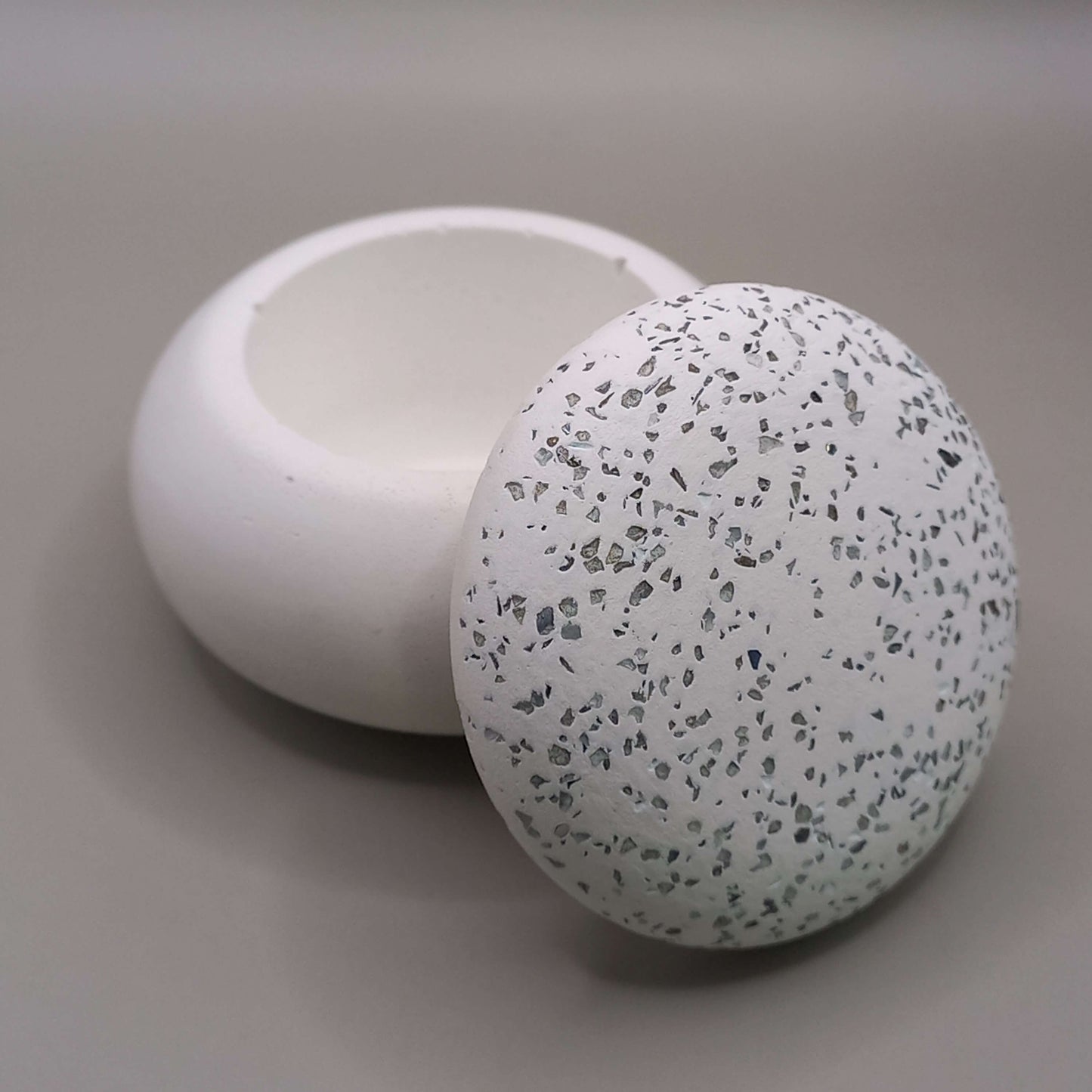 Δοχείο "Pebble" - ΛΕΥΚΟ με ασημόσκονη