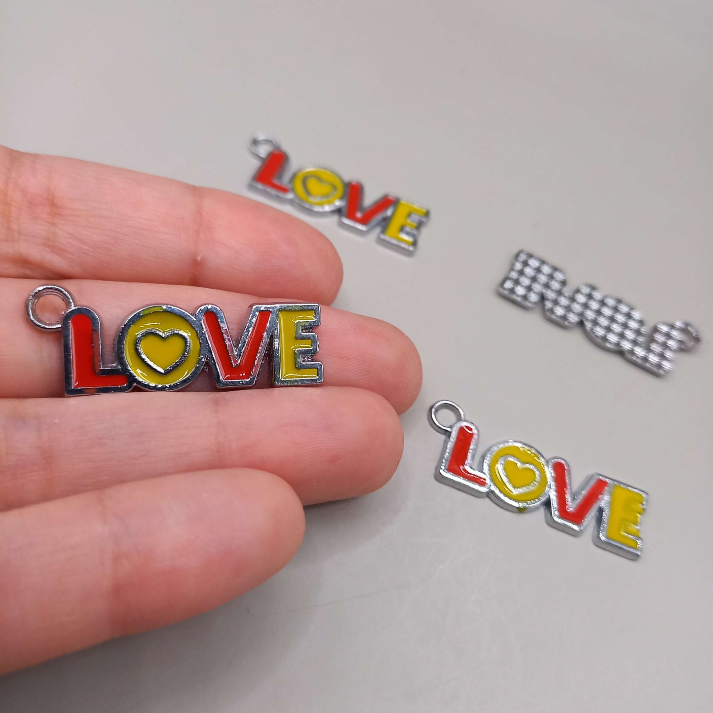 (JW): Charms "LOVE" (2 χρώματα)