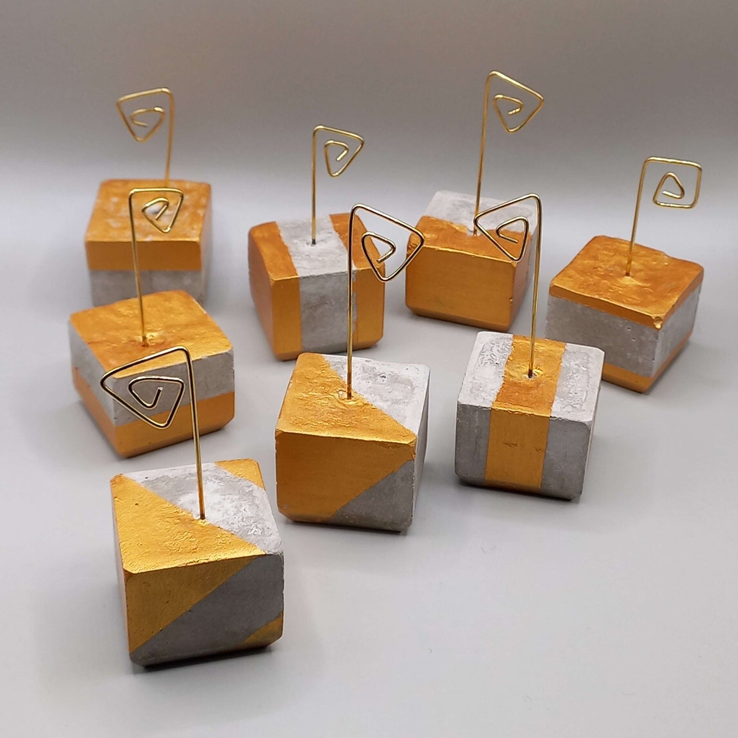 Stand "Cube" - ΓΚΡΙ/ΧΡΥΣΟ-ΑΣΗΜΙ