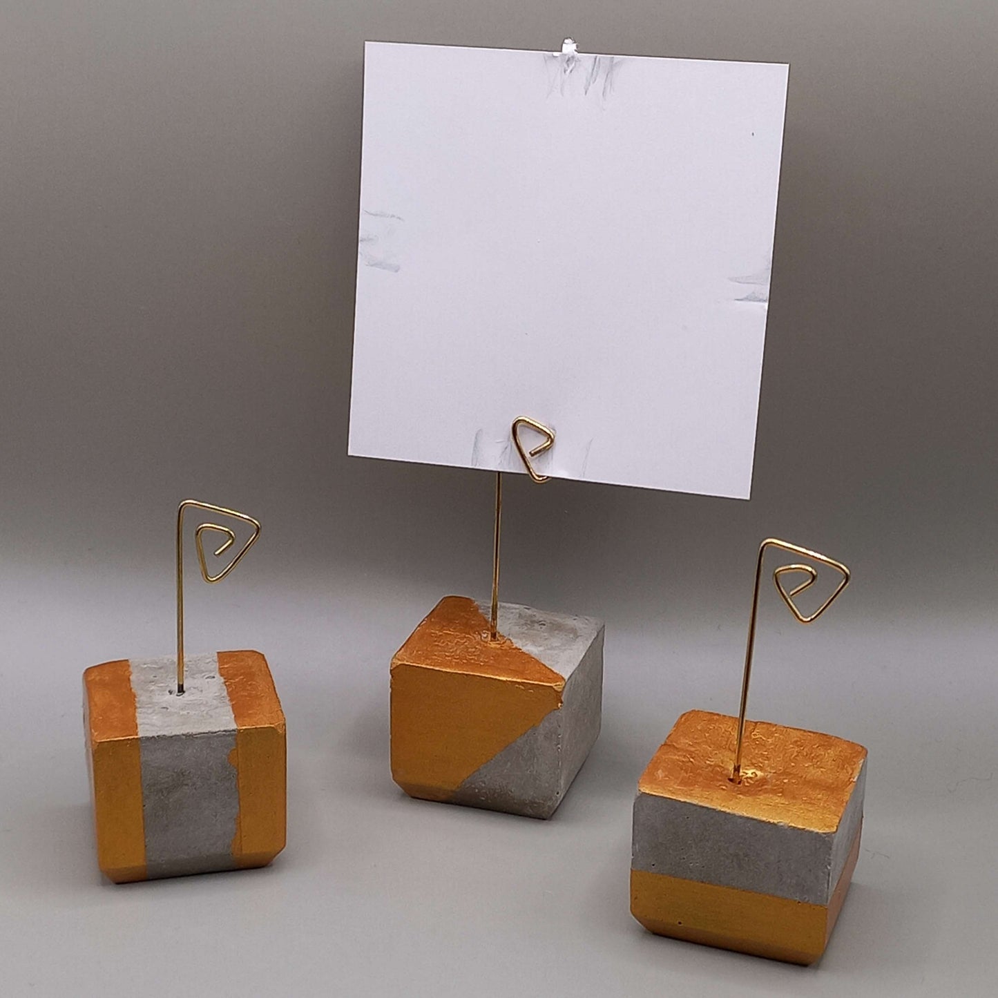 Stand "Cube" - ΓΚΡΙ/ΧΡΥΣΟ-ΑΣΗΜΙ
