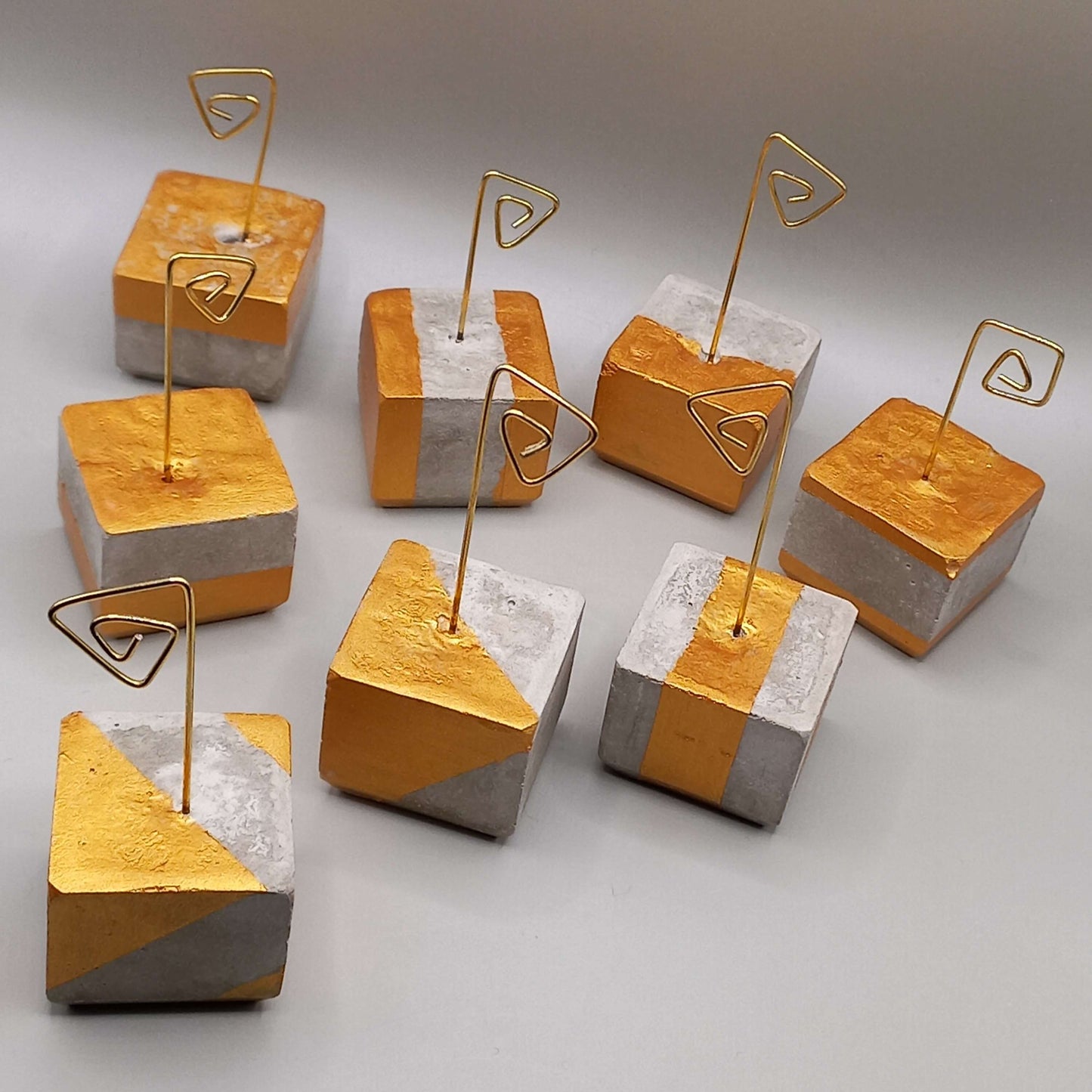 Stand "Cube" - ΓΚΡΙ/ΧΡΥΣΟ-ΑΣΗΜΙ