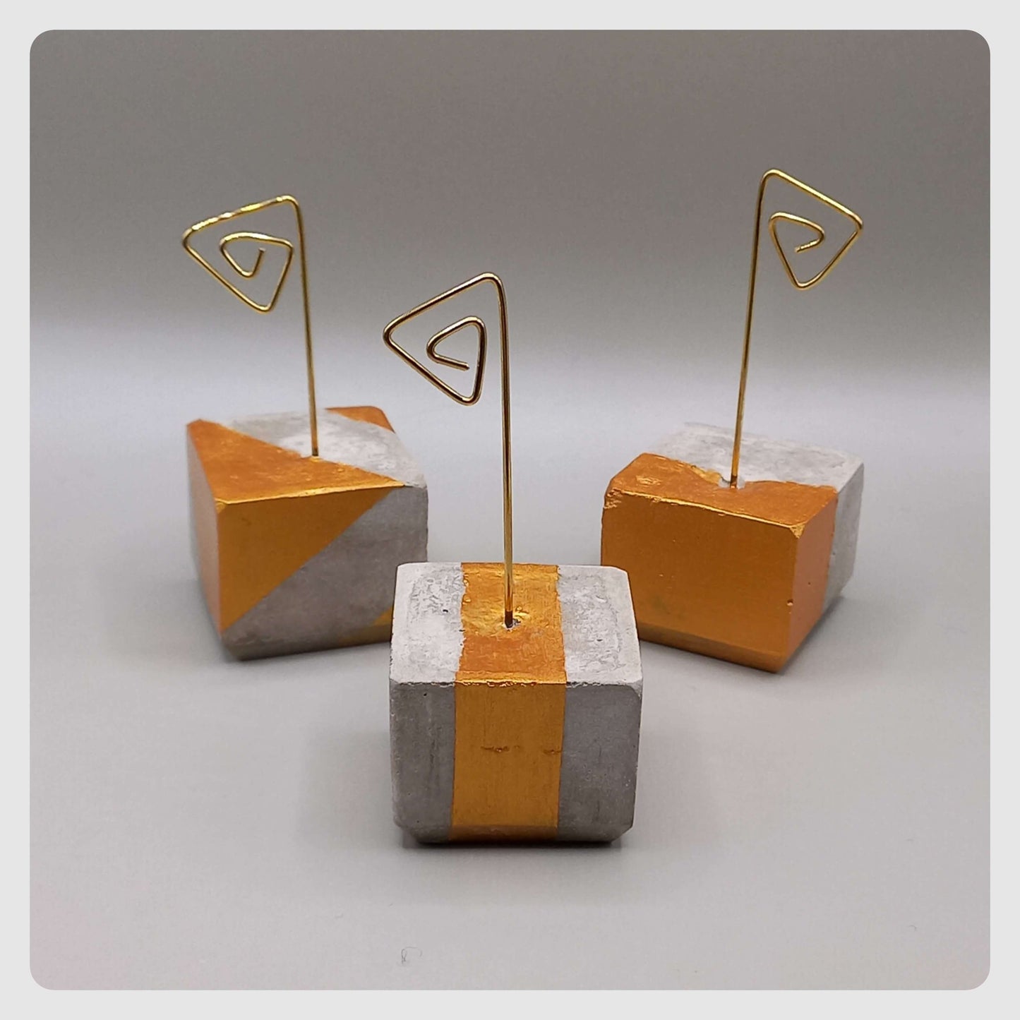 Stand "Cube" - ΓΚΡΙ/ΧΡΥΣΟ-ΑΣΗΜΙ