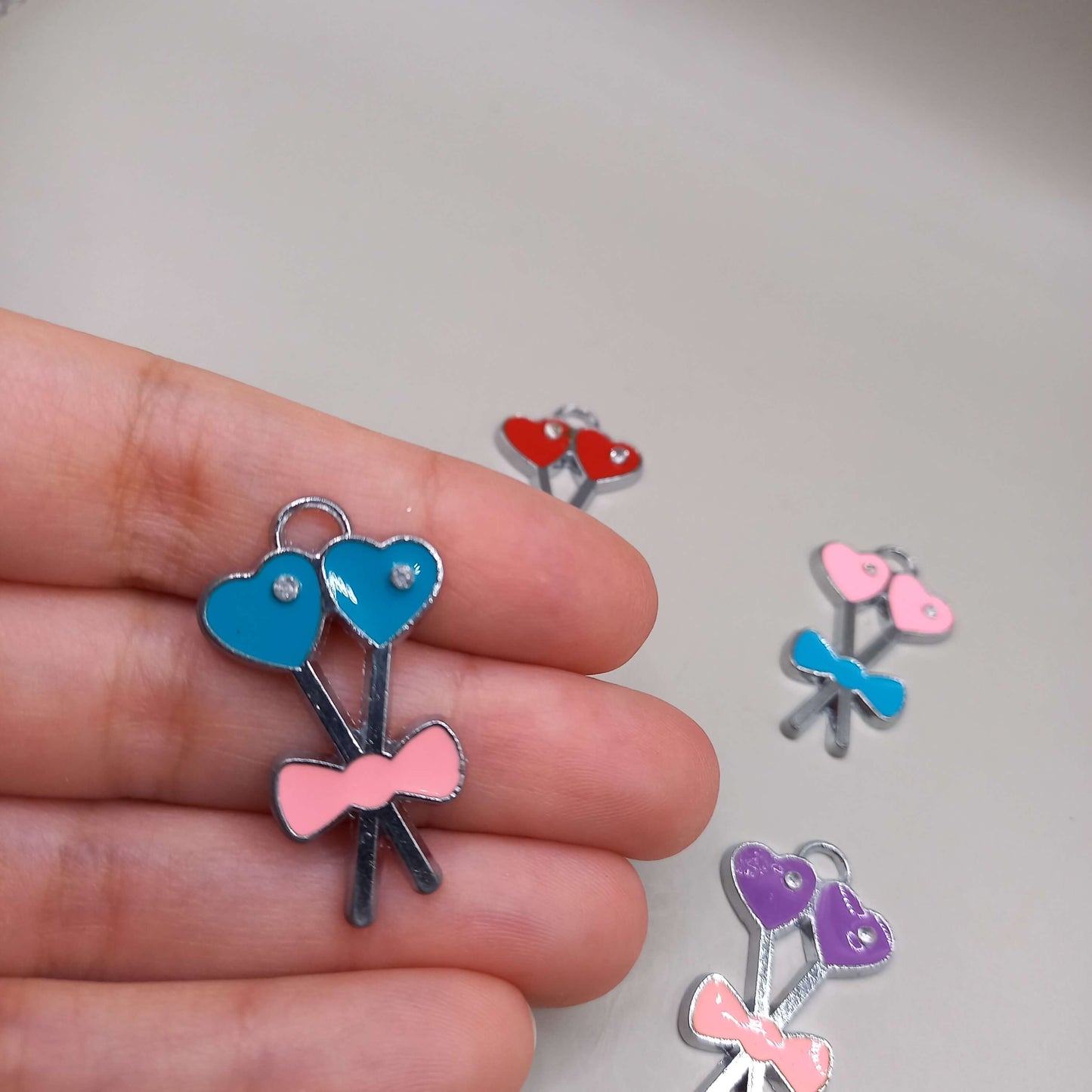 (JW): Charms καρδιά/φιόγκος (4 χρώματα)