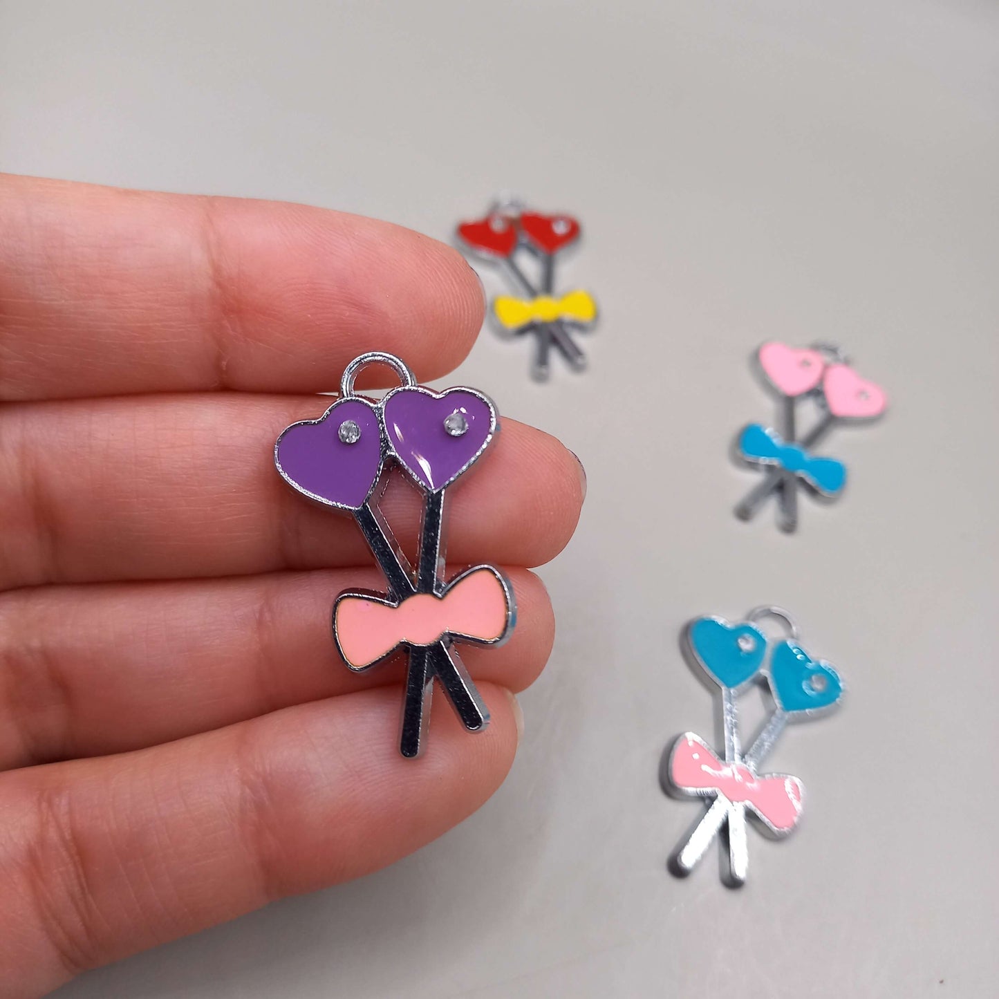 (JW): Charms καρδιά/φιόγκος (4 χρώματα)