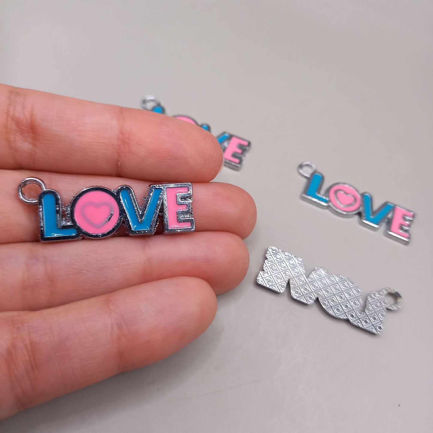 (JW): Charms "LOVE" (2 χρώματα)