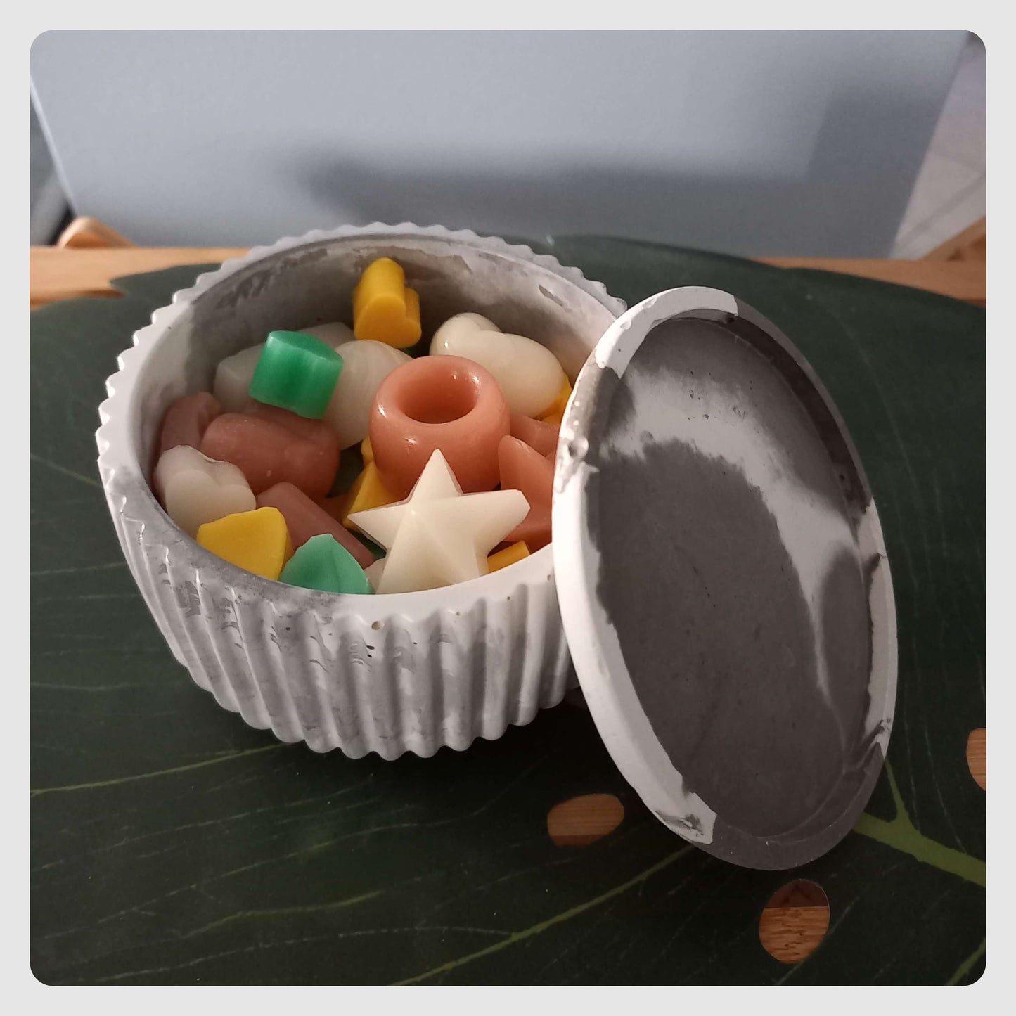Wax melts/drops σε δοχείο με καπάκι (4 αρώματα)